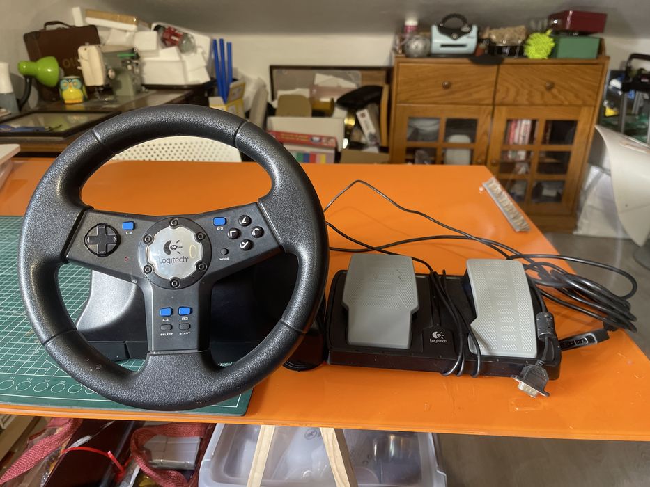 Volante e pedais PS4 Logitech