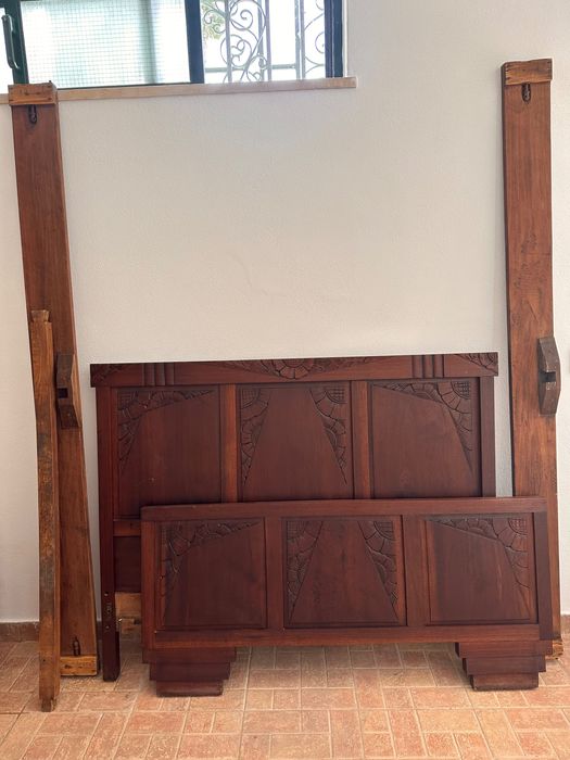 Cama e roupeiro antigos restaurados