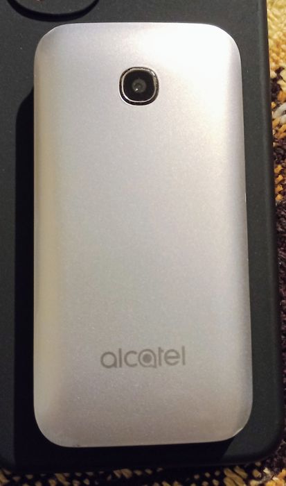 Alcatel 2051 z klapką ,ładowarką i kablem USB.łatwy w obsłudze...