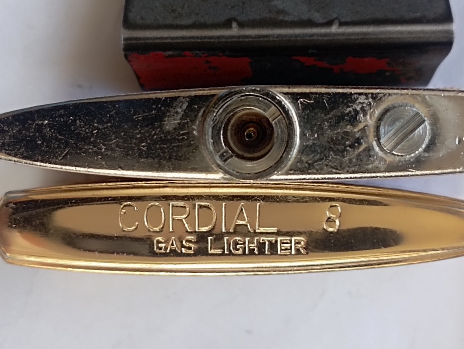 Газовая зажигалка.