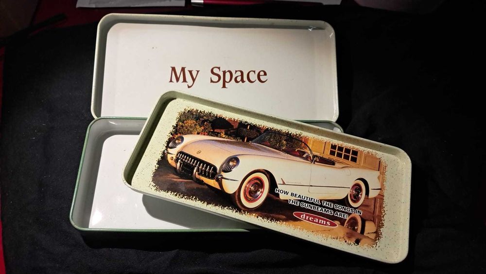 Caixa Metálica Vintage - Estilo Retrô com Carro Clássico