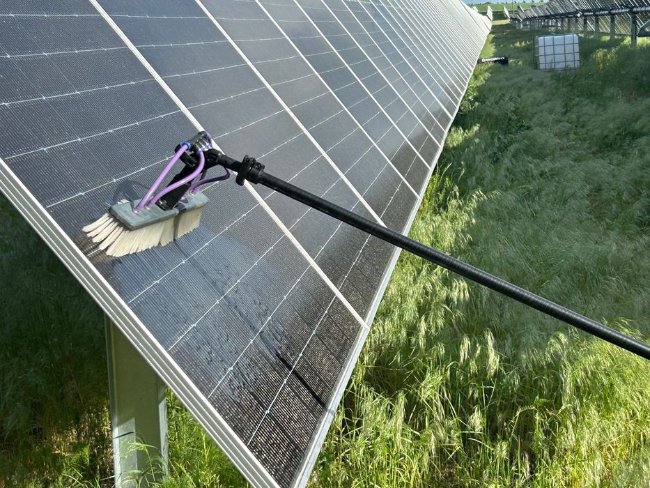 Mycie paneli fotowoltaicznych i powierzchni szklanych