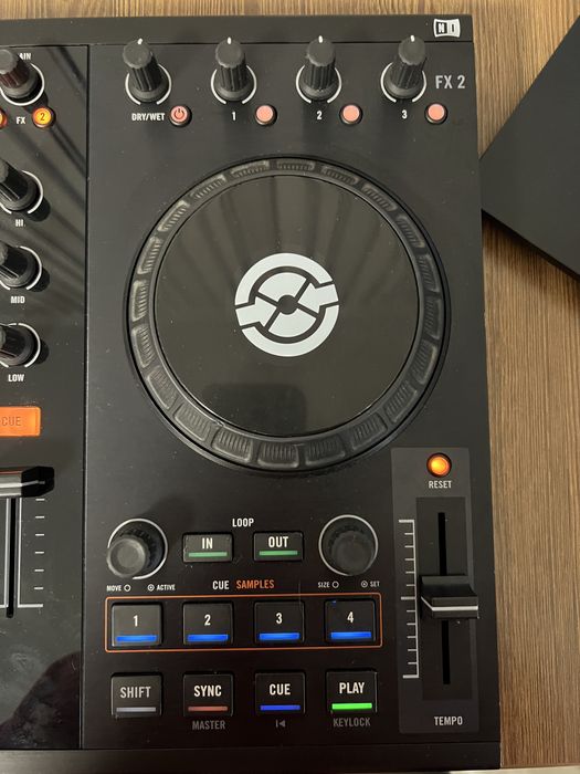 Native Instruments Traktor Kontrol S2. Dj контроллер