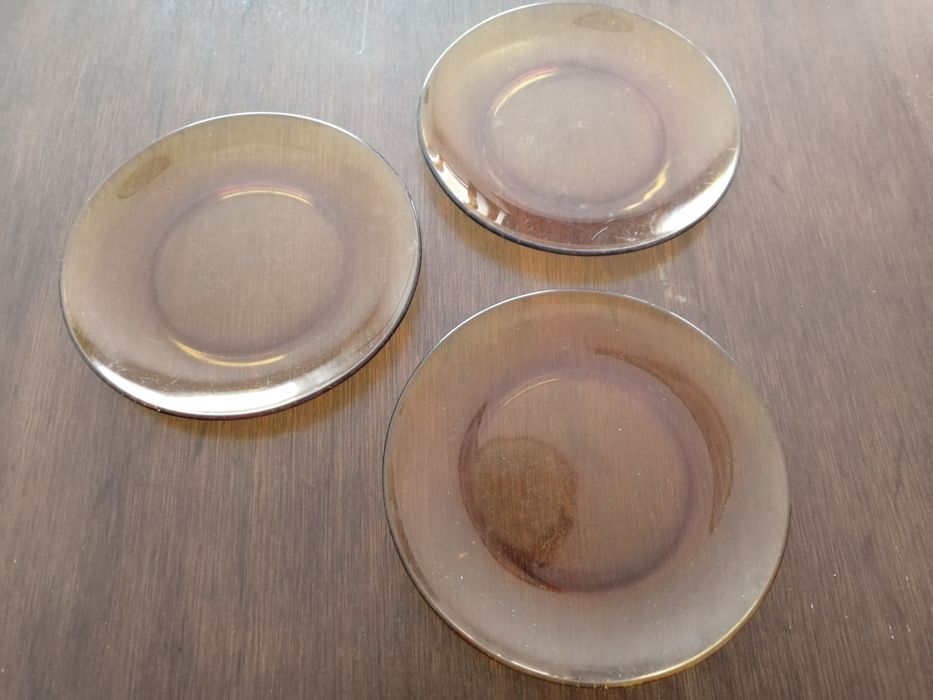 conjunto de pratos verdes e taças