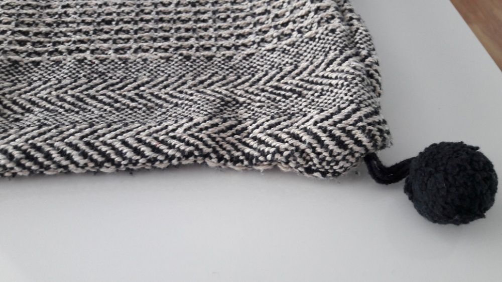 Almofada preto/bege com pompons