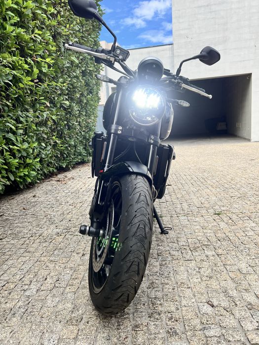 Triumph Trident 660 preta (11/2024) – 2 536 km – 1.º dono – como nova