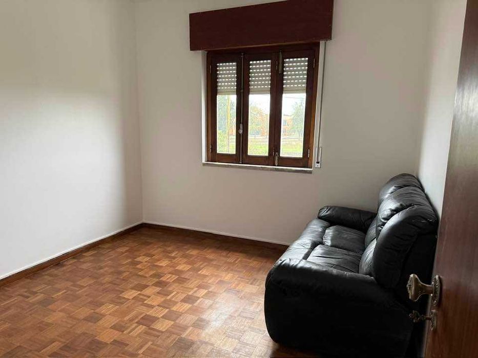 Aluga-se 1º andar apartamento em moradia