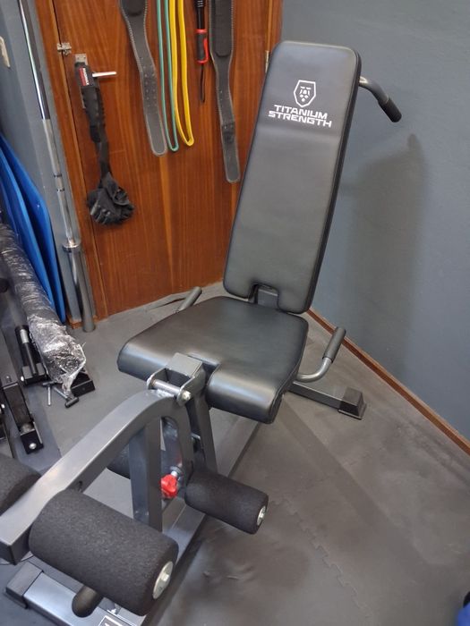 Banco Extensões Quadríceps e Femoral titanium strength Evolution 150CF