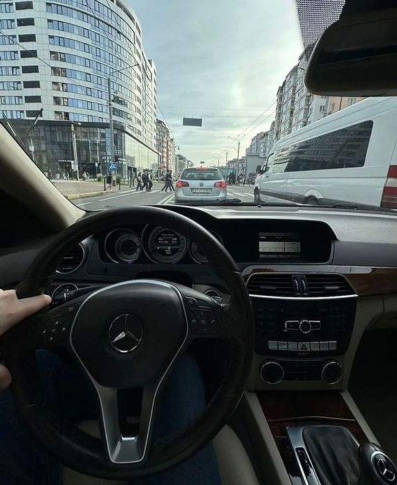 Продаж авто Mercedes-Benz