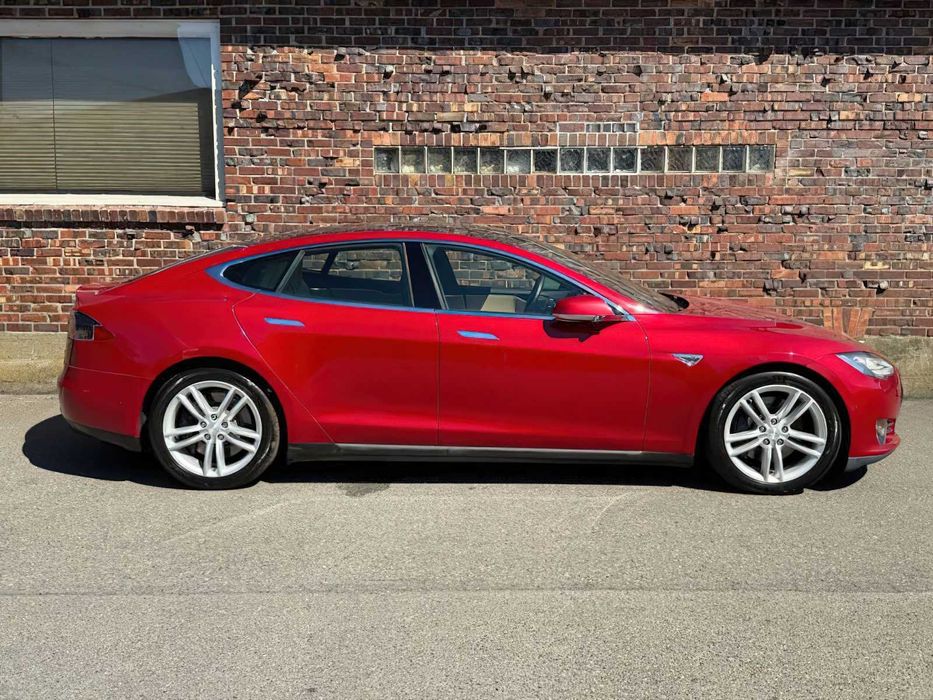 Tesla Model S P85D      2015