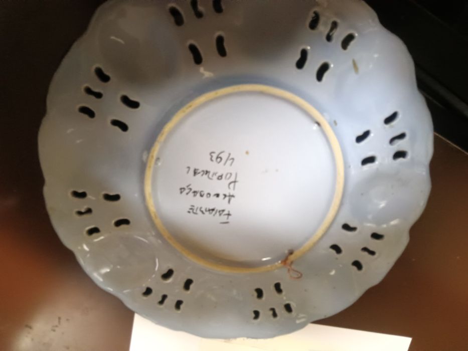 Selling decorative plates.446819132695521281