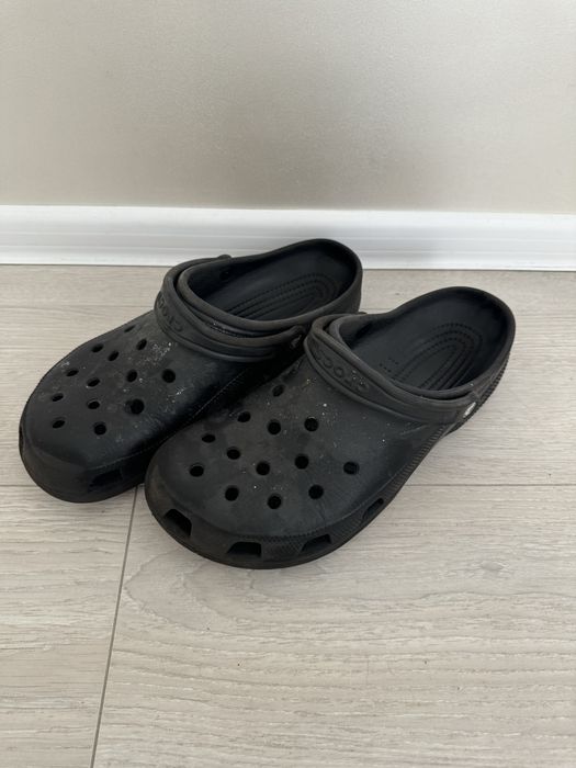 Оригінальні чорні Crocs Classic.