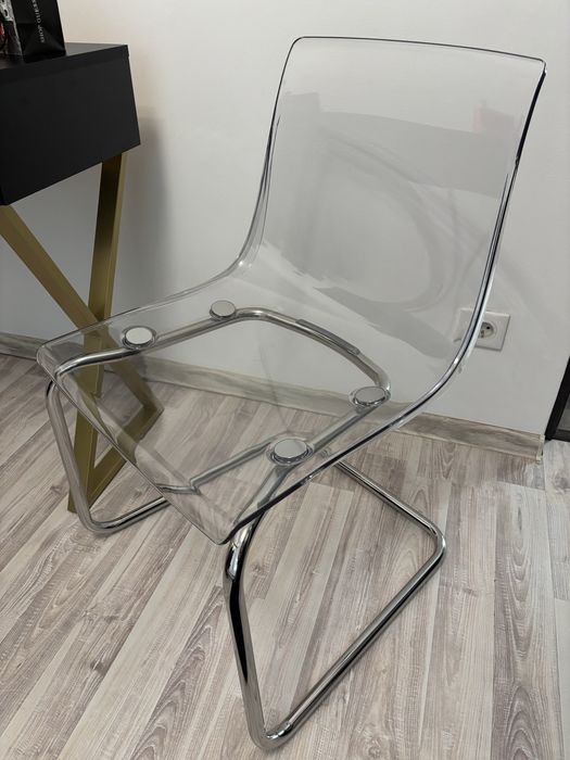 krzesło przezroczyste