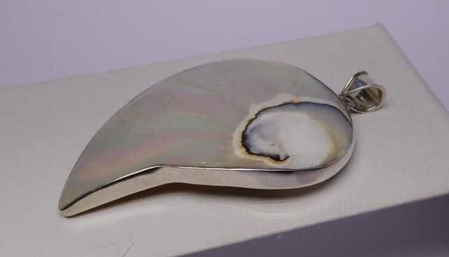 Srebrna zawieszka liść masa perłowa.