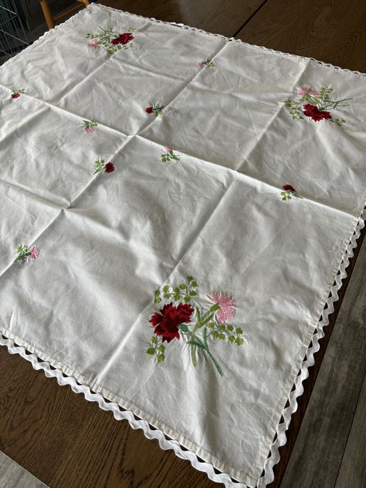 Toalha de mesa com bordado 120x98