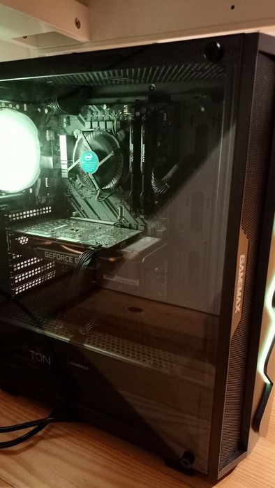 Ігровий ком'ютер з монітором