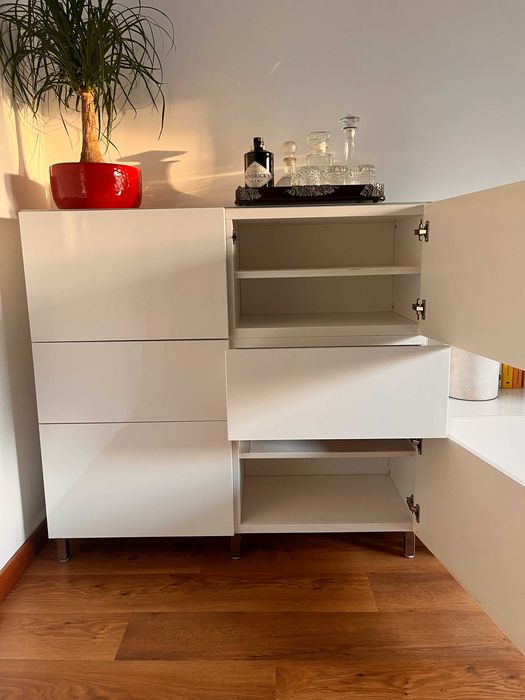 Aparador IKEA BESTÅ – Branco lacado + pés metálicos + tampo em vidro