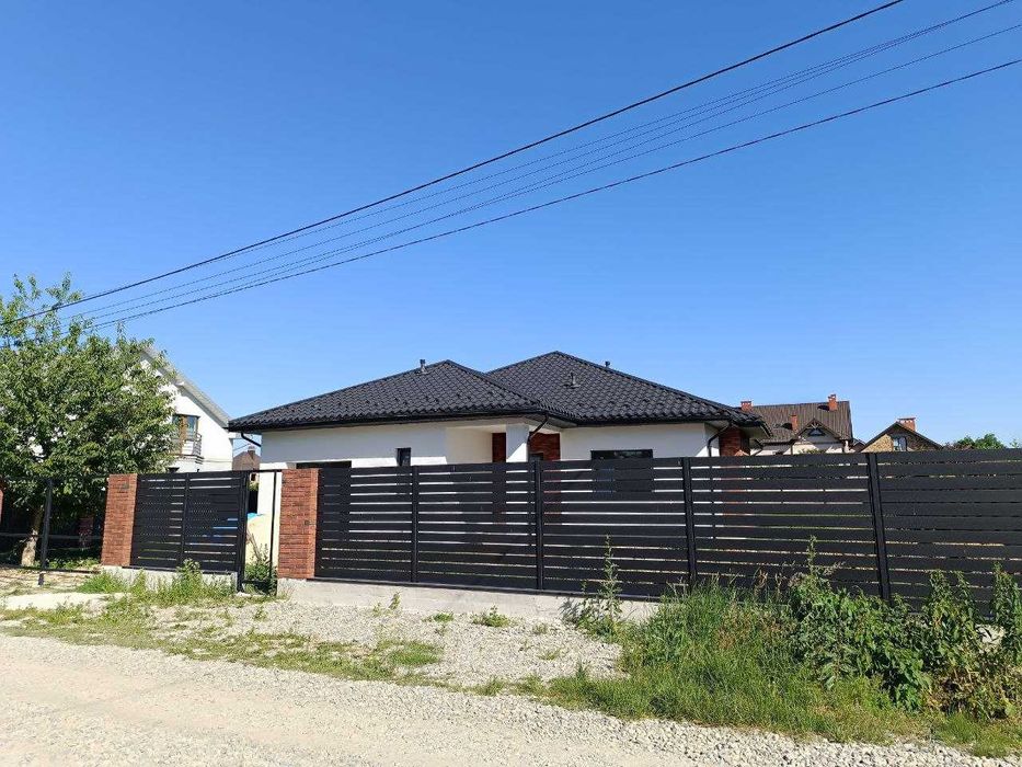 Продається одноповерховий особняк, з гаражем та власним подвірям