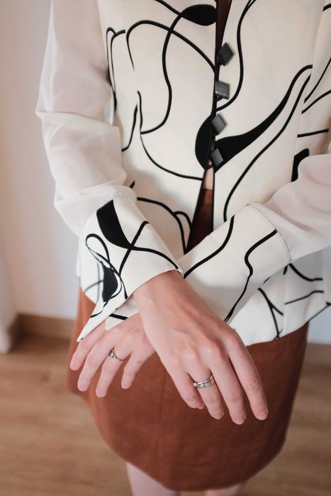 Monochrome Graphic Vintage Blouse – 1980s Style64586352609667123