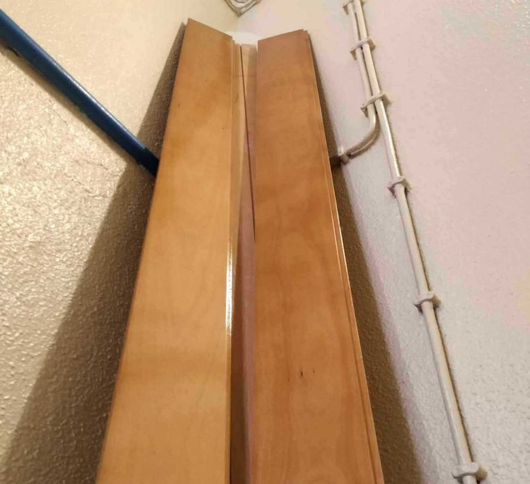 Tabuas novas de madeira com verniz