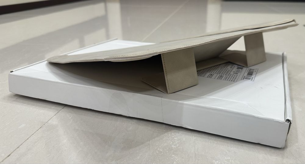 Продам  чехол- подставку для ноутбука 15