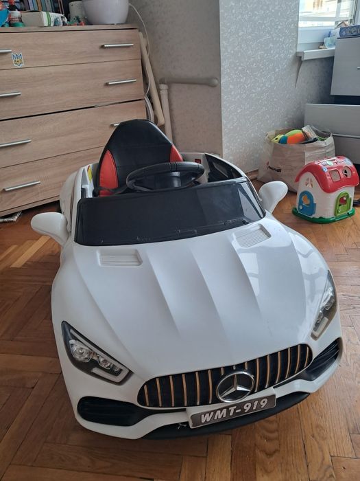 Дитячий електромобіль