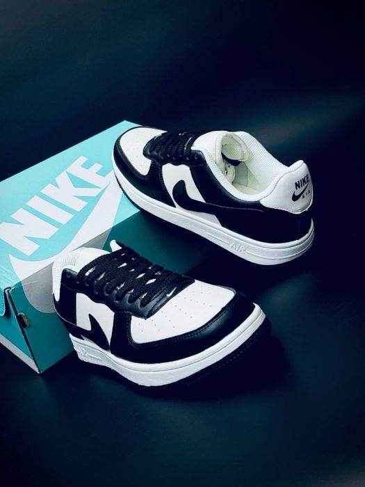 Мужские кроссовки Nike Черно-Белые кожаные красовки найк белые