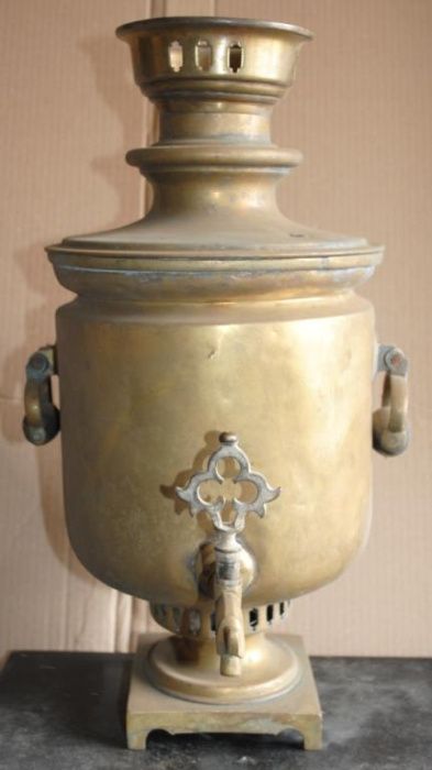 Самовар дуже старий, ще без тиснення медалей в інтерєр