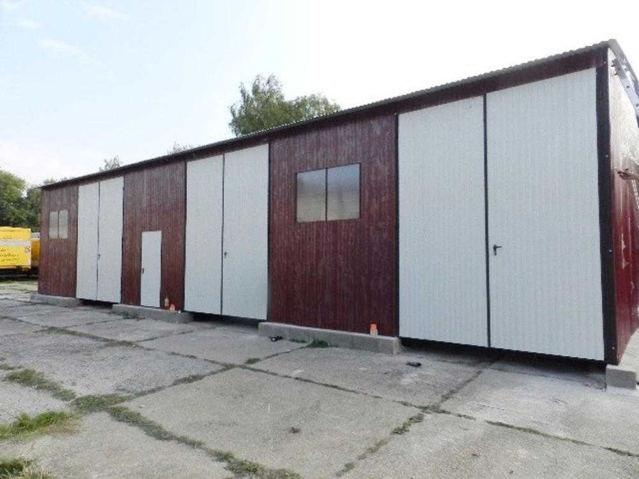 Blaszana montowana hala 11×18 m – brązowo/biała