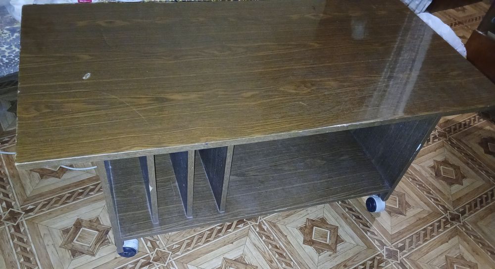 Столик журнальний на колесиках.Самовивіз.