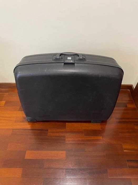 Mala de viagem grande, rígida e preta da marca Delsey