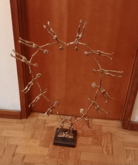 Escultura de varias figuras