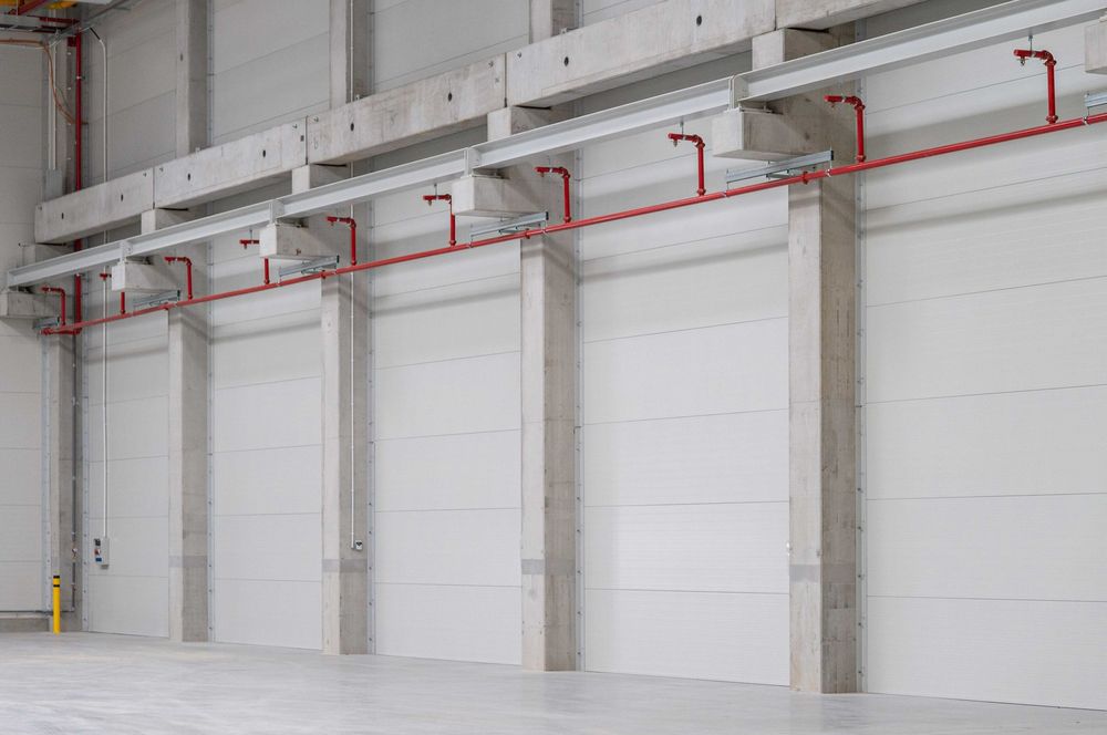 Hala produkcyjna z suwnicami.