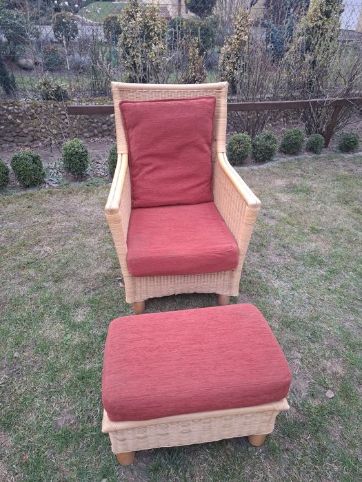 Fotel wiklinowy z pufa.