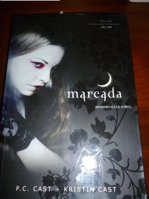 Marcada de Kristin Cast e P. C. Cast e sangue Felino