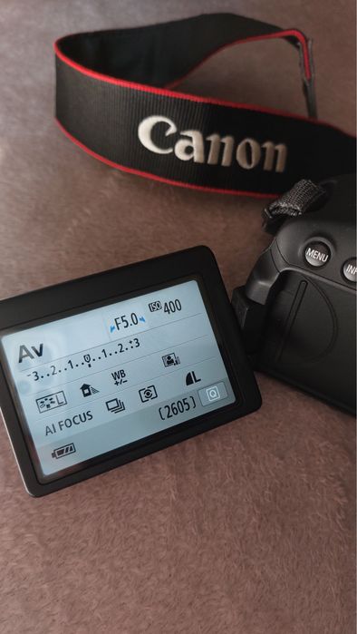 Цифровая зеркальна камера Canon 700D +сумка в подарунок