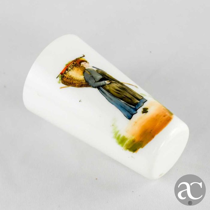 Copo em vidro leitoso, pintado à mão, séc. XIX