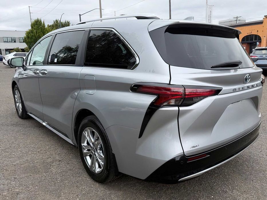 Toyota Sienna Platinum 7-Passenger      2023