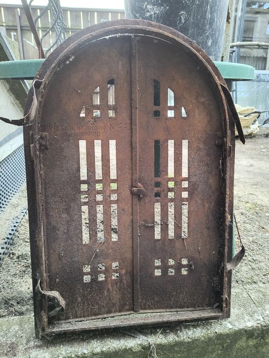 Stare żeliwne drzwiczki do pieca