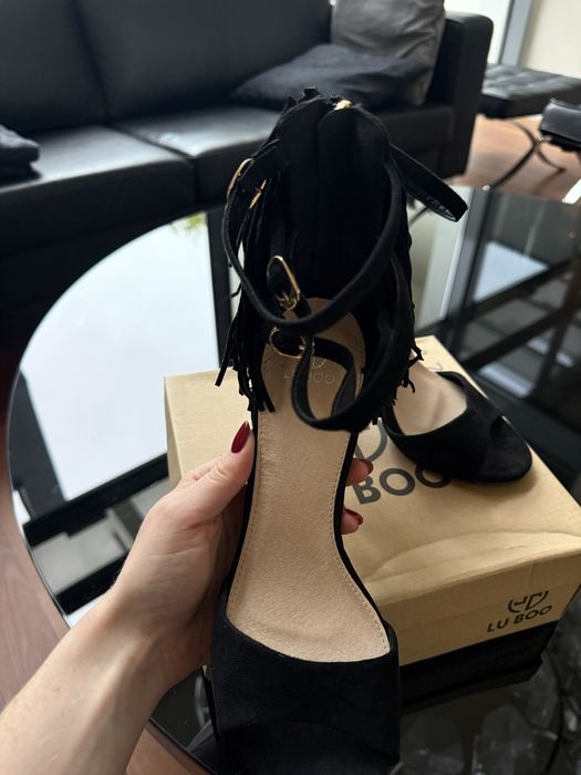 Nowe buty na szpilce Lu Boo frędzle