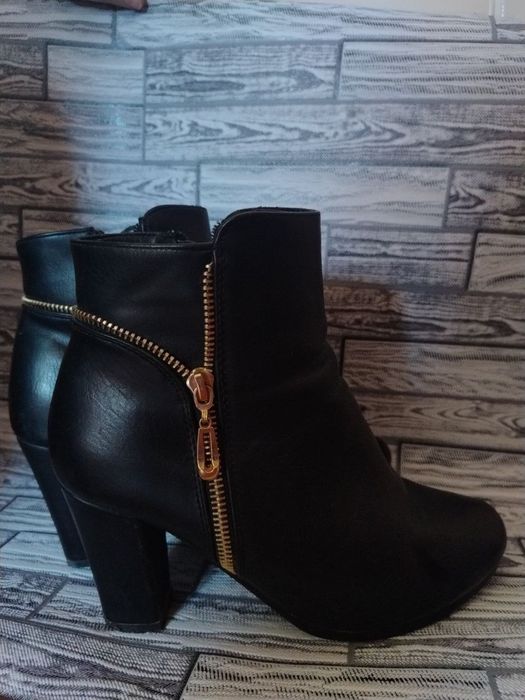 Взуття [жіноче].