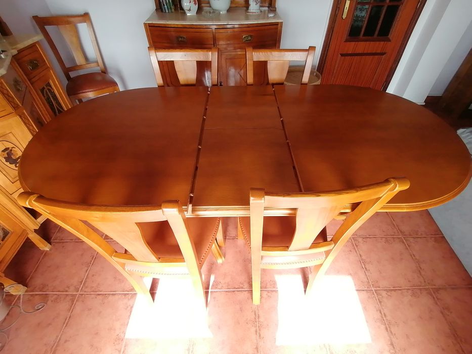 Mesa extensível e cadeiras de sala jantar