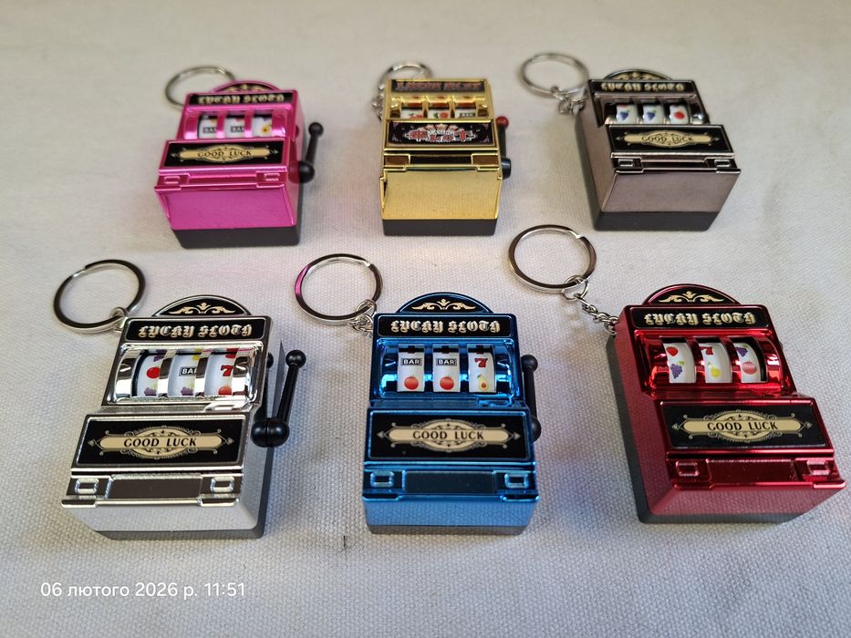 Казино брелок good luck золотой и серебристый