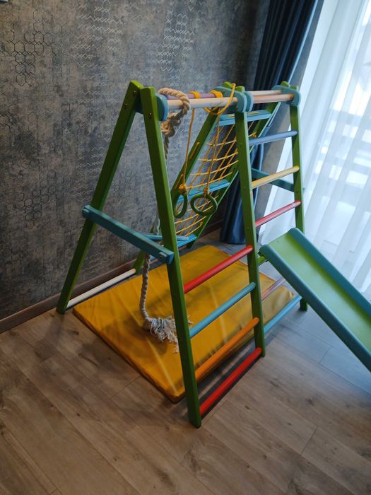 Дерев'яна гірка для малюків