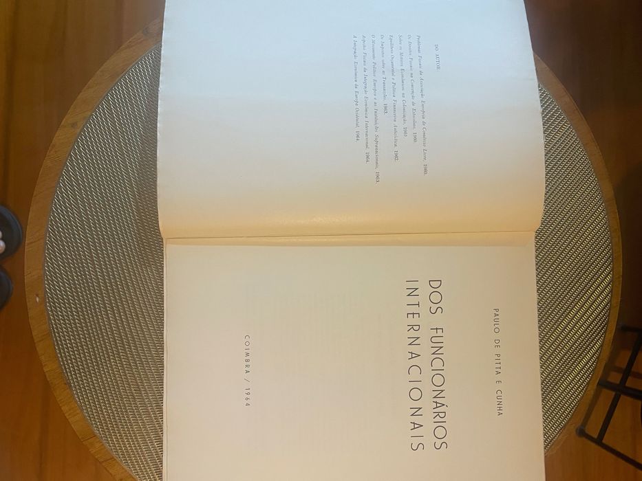 "Dos funcionários internacionais" com assinatura