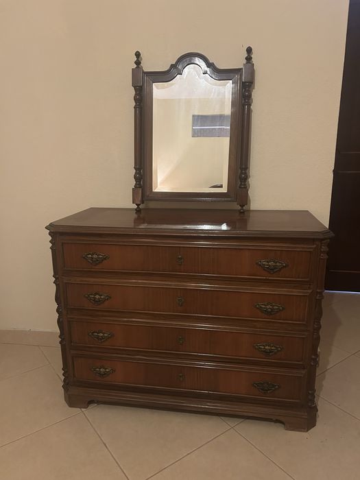 Cama, colchāo, mesa cabeçeira, roupeiro, cómoda e cadeiras
