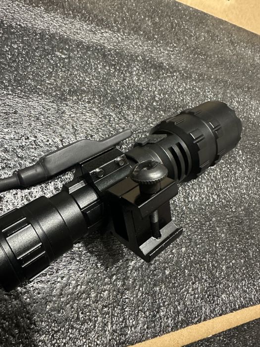 Lanterna led profissional com comando press airsoft caça