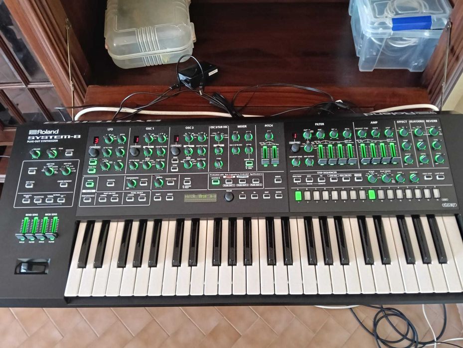 Roland SYSTEM-8 Como Novo + Case | €1.200