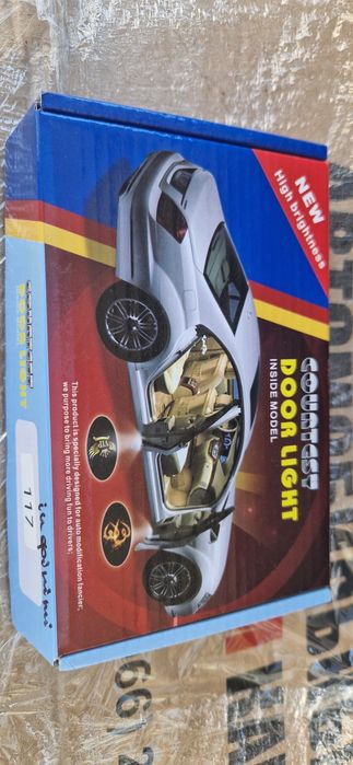 Підсвітка дверей автомобіля Infiniti.