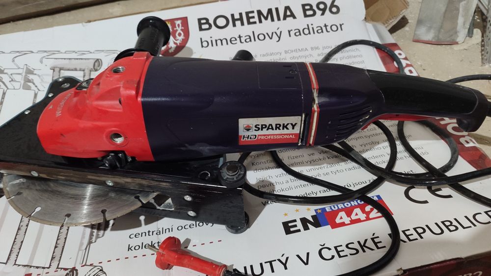 Кутова шліфувальна машина